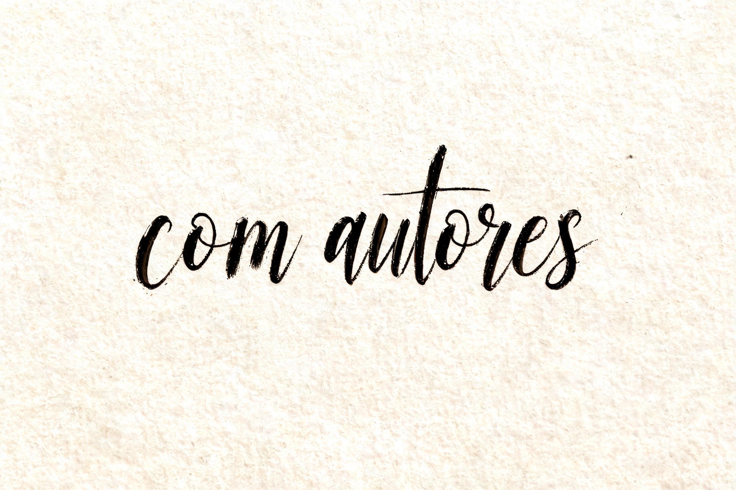 "com autores" — Brush Stroke | AI Text Effect Generator