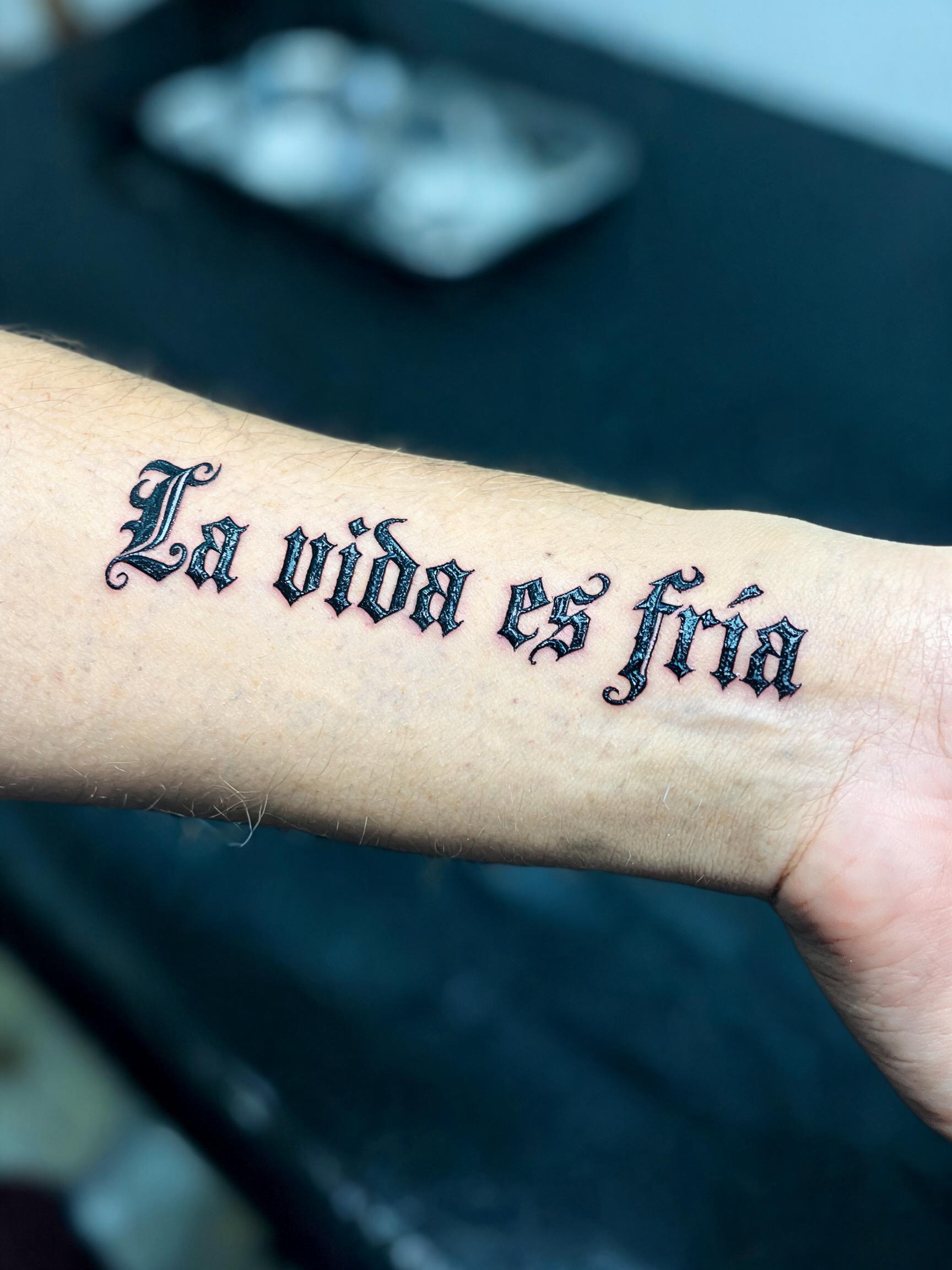 "La vida es fría" — Tattoo | AI Text Effect Generator