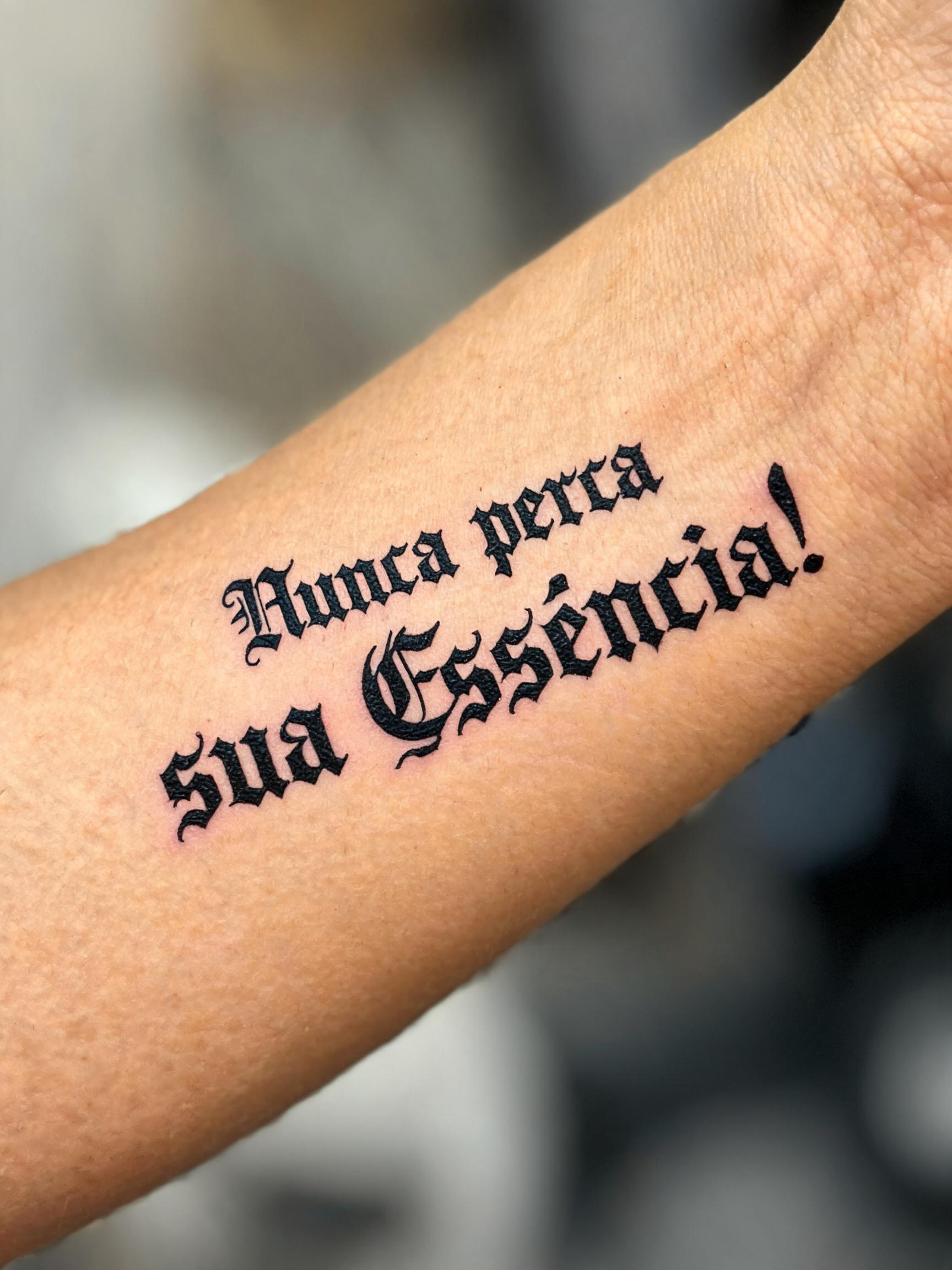 "Nunca perca
sua essência!" — Tattoo text effect
