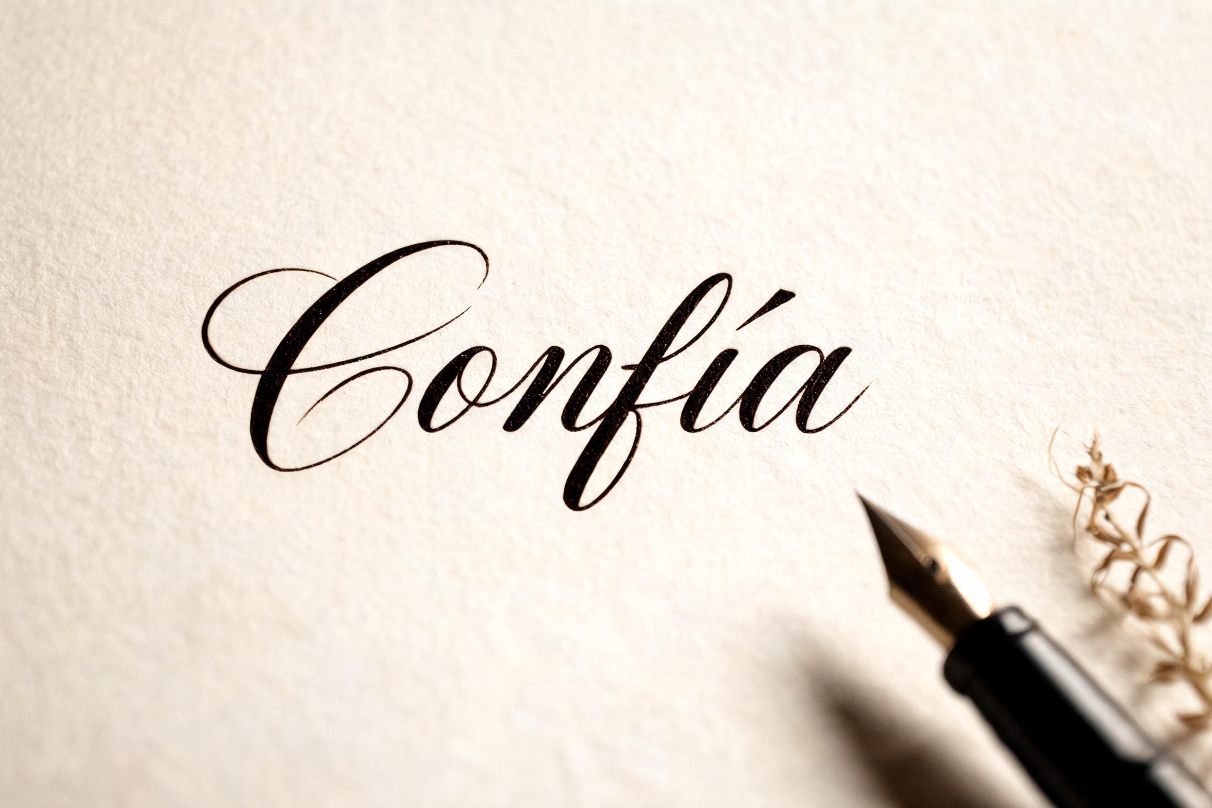 "Confía" — Cursive text effect