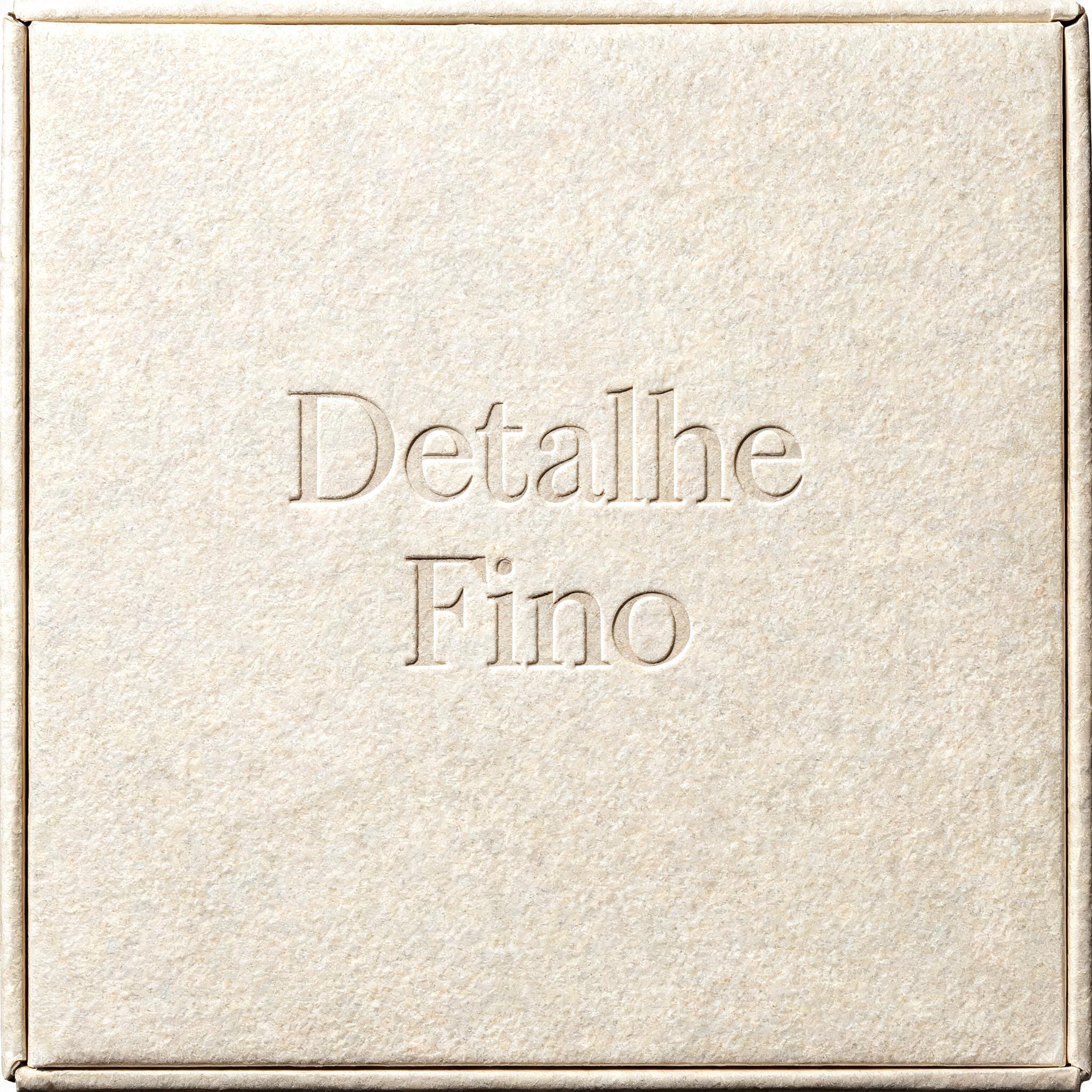 "Detalhe Fino" — Emboss text effect