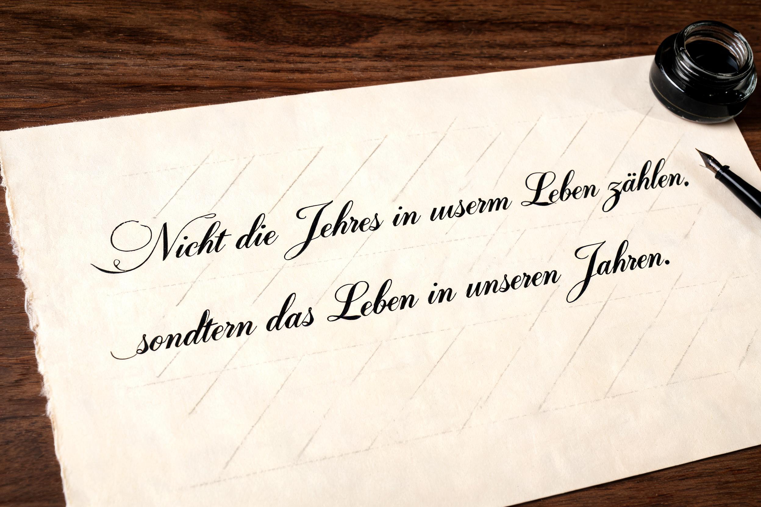 "Nicht die Jahre in unserm Leben zählen, sondern das Leben in unseren Jahren." — Cursive Calligraphy text effect