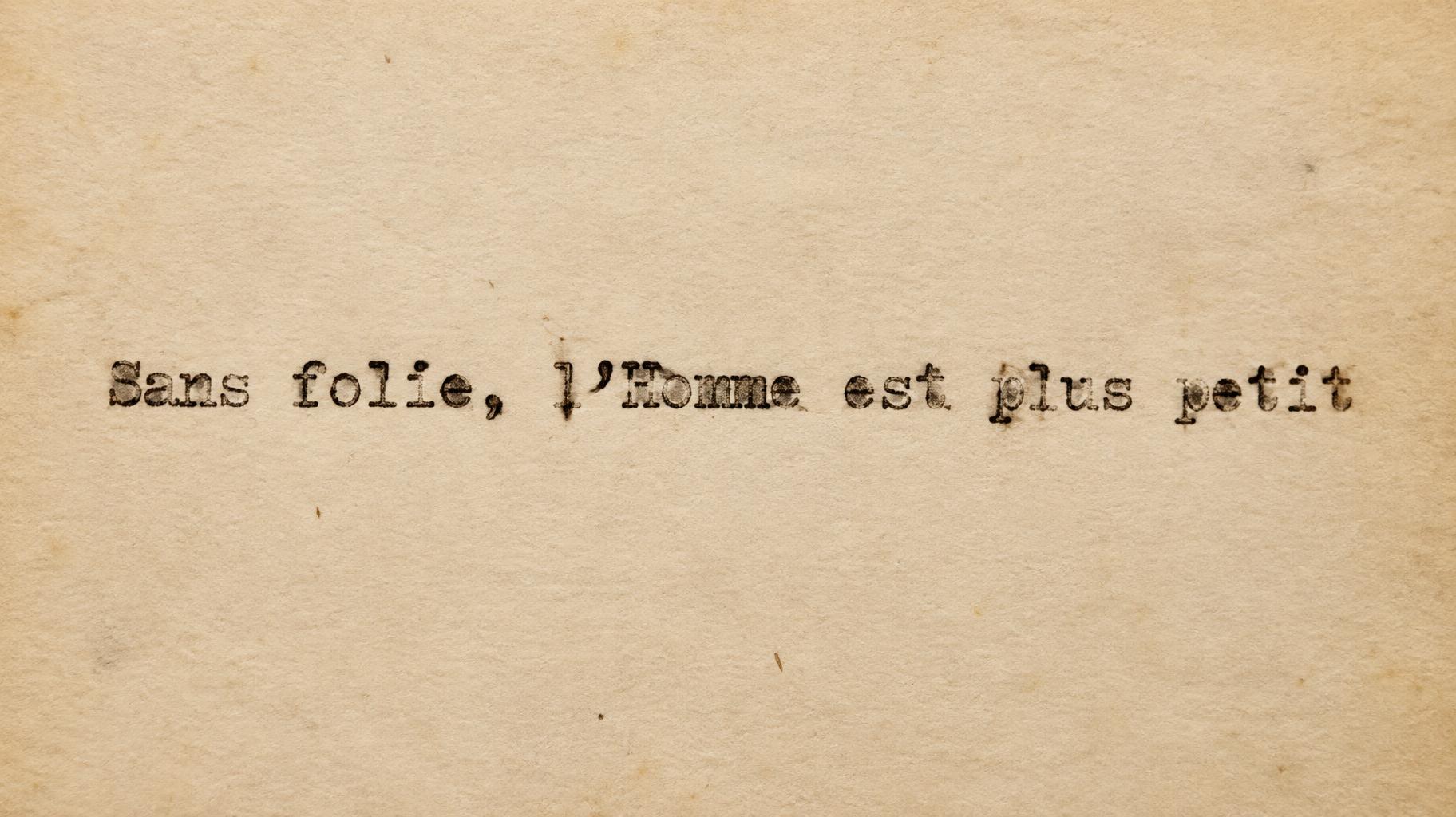 "Sans folie, l’Homme est plus petit" — Typewriter text effect