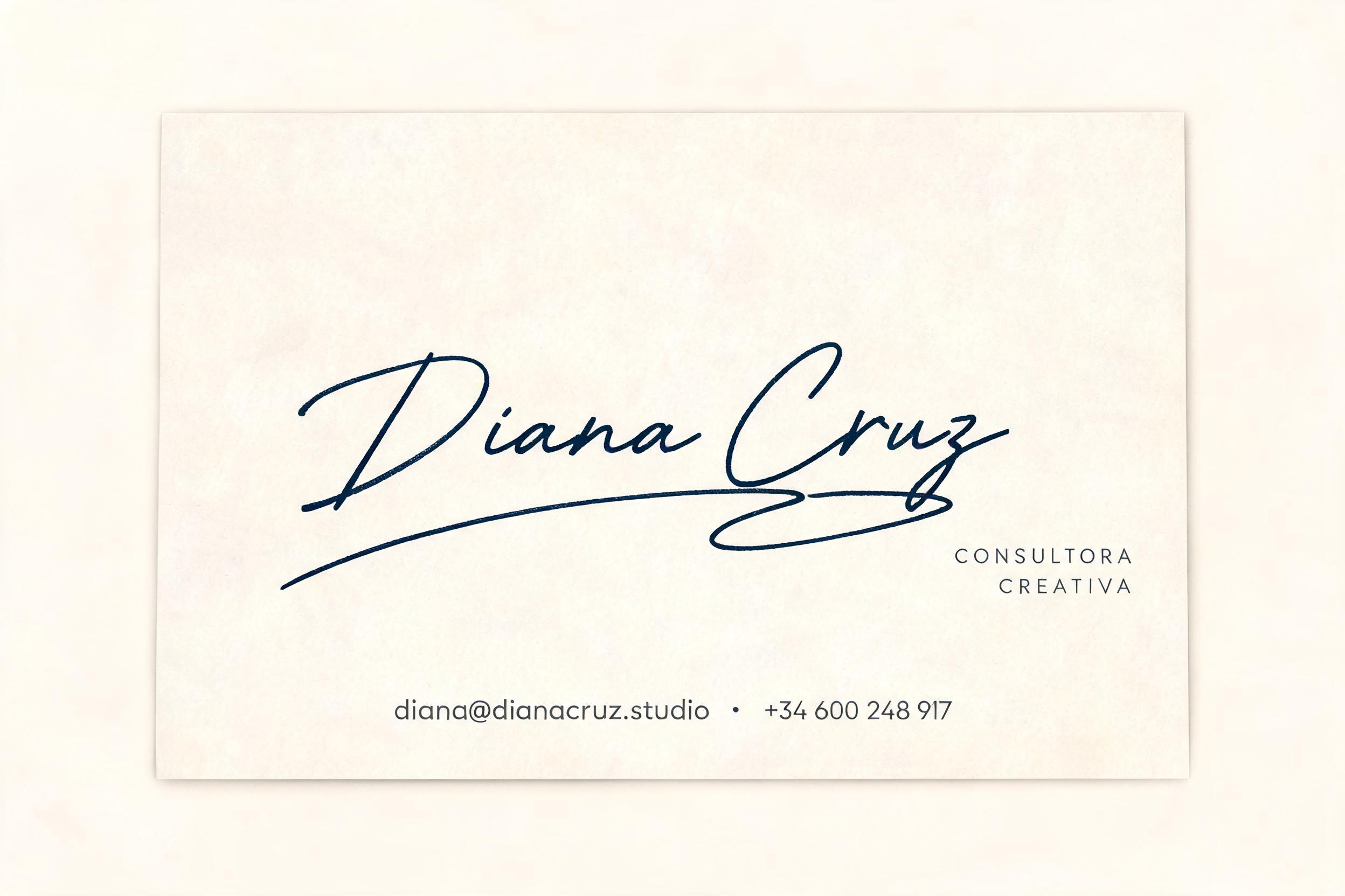 "Diana Cruz
CONSULTORA CREATIVA
diana@dianacruz.studio  ·  +34 600 248 917" — Cursive Signature text effect