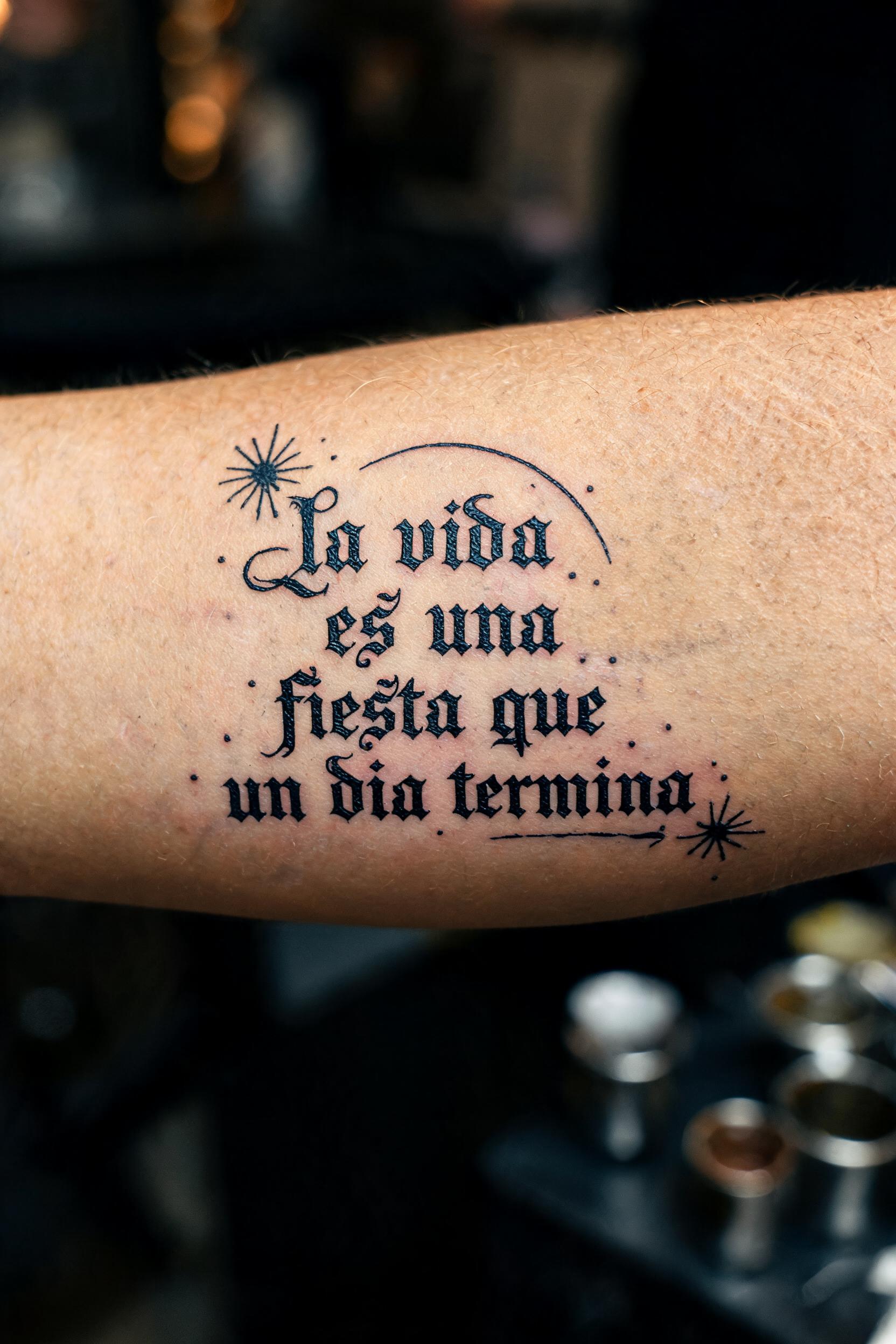 "la vida es una fiesta que un dia termina" — Tattoo | AI Text Effect Generator