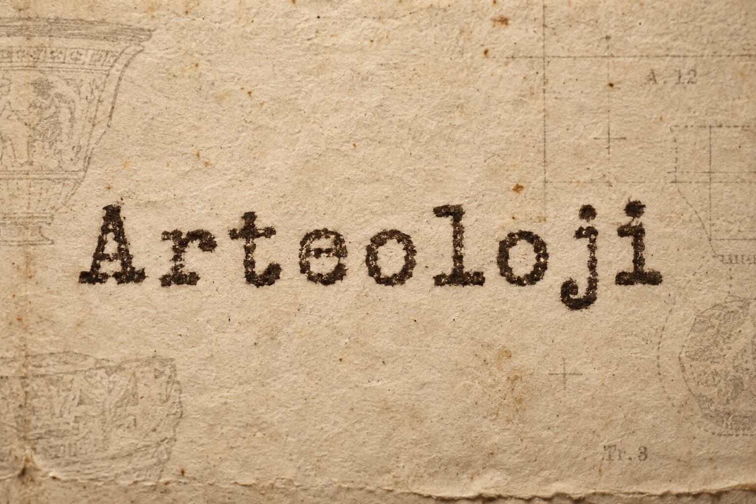 ""Arteoloji" is the name of an academic journal. It publishes work in the fields of archaeology and art history. Create a unique, original, aesthetic, and antique-style font specifically for this journal." — Typewriter text effect
